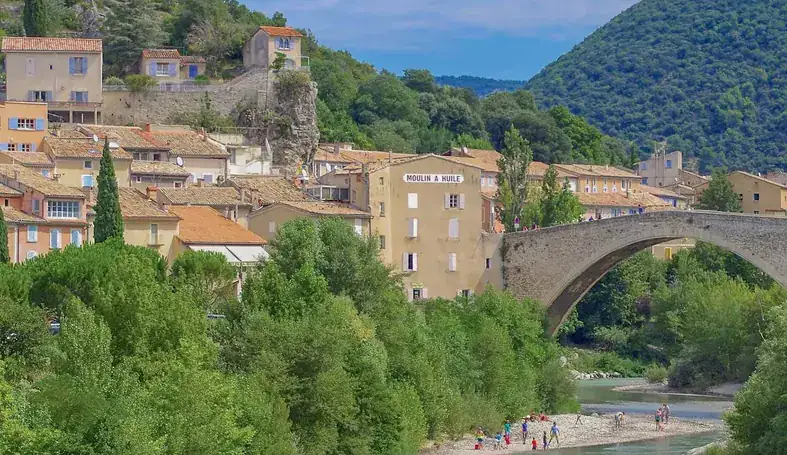Les habitations de Nyons, le Pont Roman et les collines