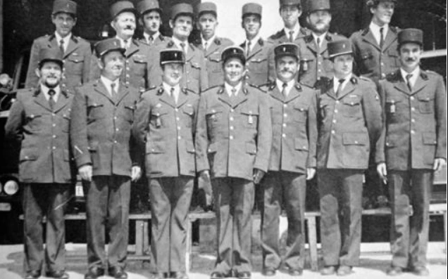 Portrait de groupe des pompiers de Nyons en uniforme et képi.