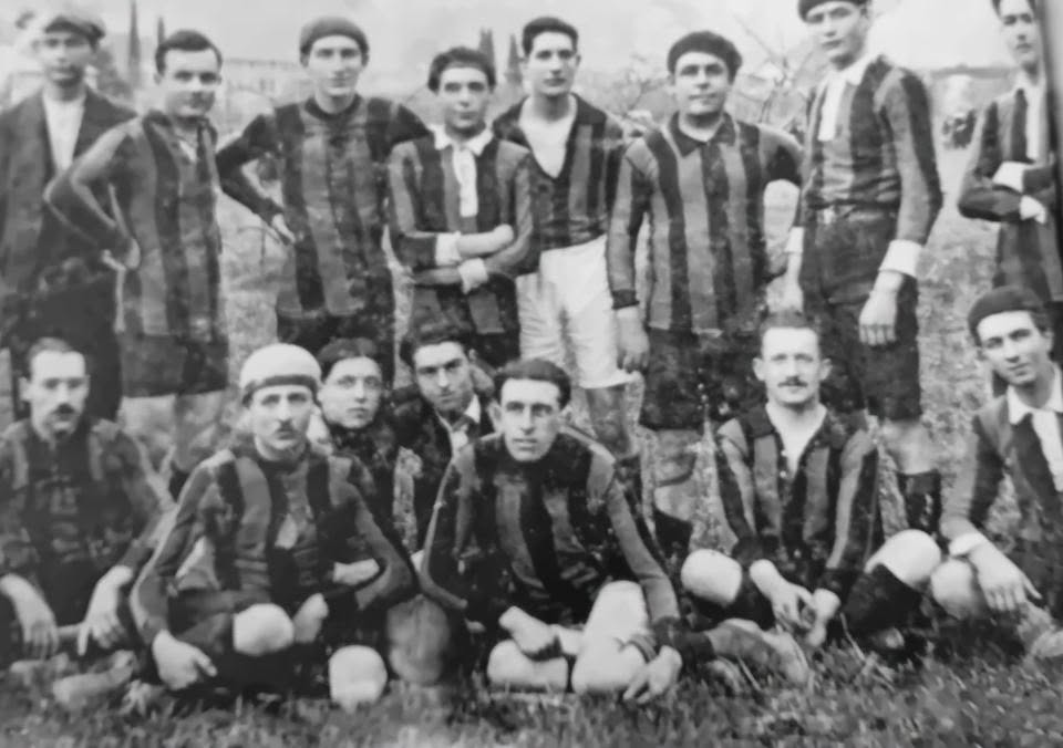 Équipe de rugby de Nyons en maillots rayés, photographiée vers 1924-1925 ; archive du sport nyonsais.
